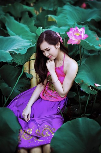 Ảnh[-]đẹp[-]thiếu[-]nữ[-]khoe[-]sắc[-]bên[-]hoa[-]sen[-]